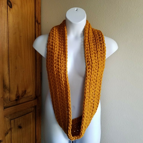 Gold scarf - Picture 2 of 2